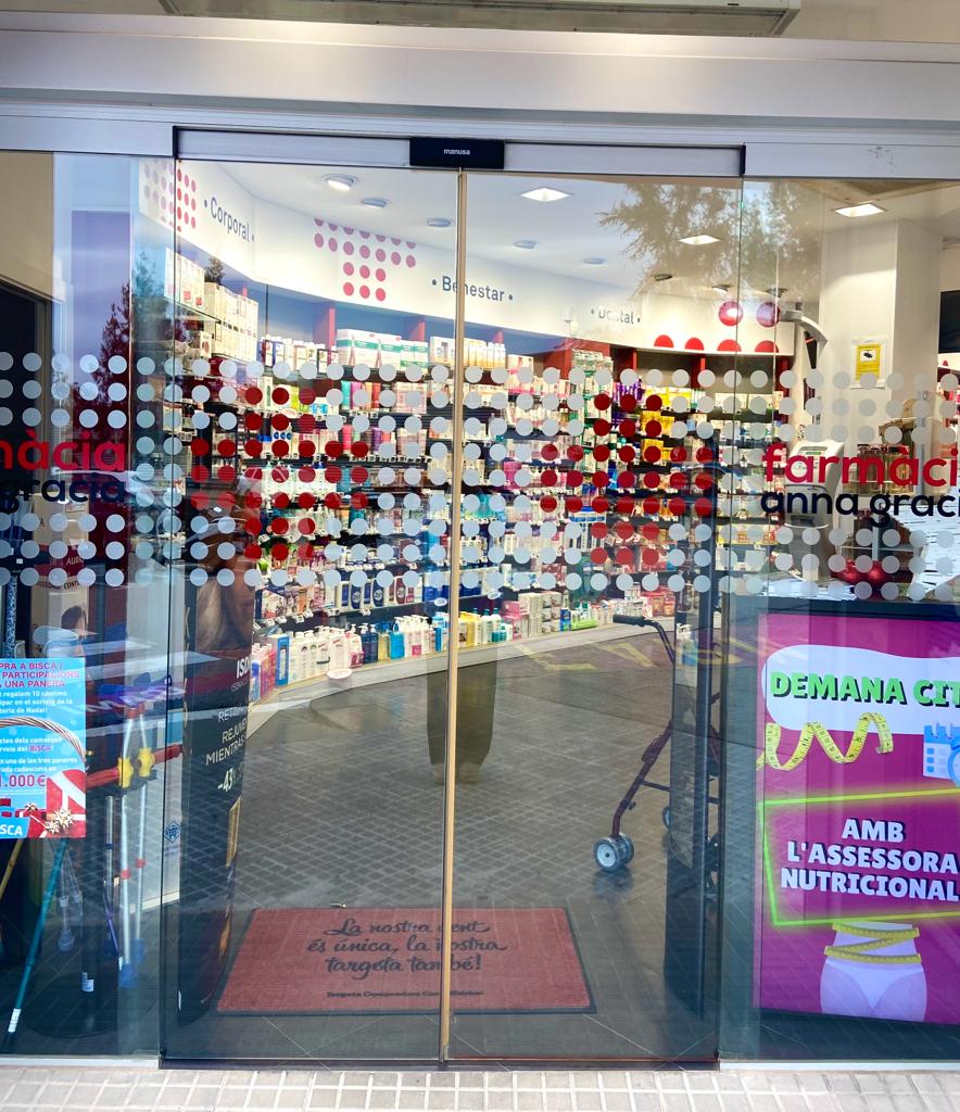 Puertas local farmacia