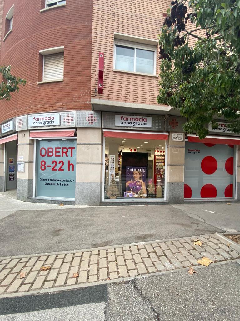 Exterior fachada local farmacia