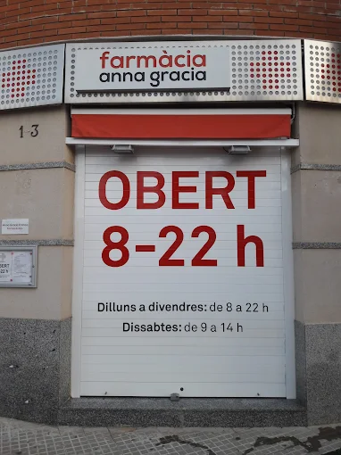 Exterior fachada local farmacia