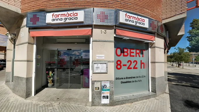 Exterior fachada local farmacia